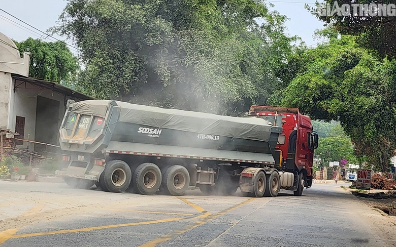 Xe chở c&aacute;t qu&aacute; tải lộng h&agrave;nh ở Đắk Lắk: CSGT đang x&aacute;c minh, xử l&yacute;- Ảnh 2.