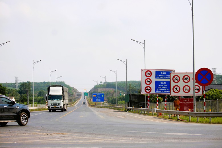 Sau 1 tuần ph&acirc;n luồng xe v&agrave;o cao tốc Cam Lộ - La Sơn, t&igrave;nh h&igrave;nh giao th&ocirc;ng ra sao?- Ảnh 1.