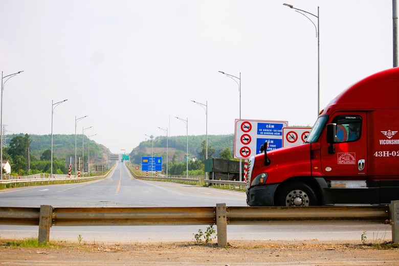 Sau 1 tuần ph&acirc;n luồng xe v&agrave;o cao tốc Cam Lộ - La Sơn, t&igrave;nh h&igrave;nh giao th&ocirc;ng ra sao?- Ảnh 2.