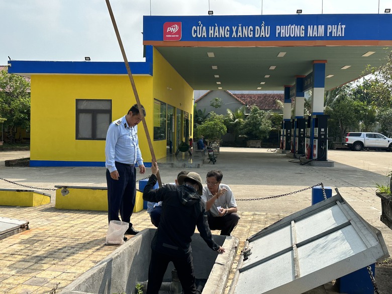 Ph&aacute;t hiện cửa h&agrave;ng xăng dầu kinh doanh kh&ocirc;ng ph&eacute;p- Ảnh 1.