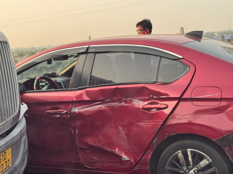 Xe container t&ocirc;ng xe 5 chỗ, cao tốc TP.HCM - Trung Lương &ugrave;n ứ cục bộ- Ảnh 1.