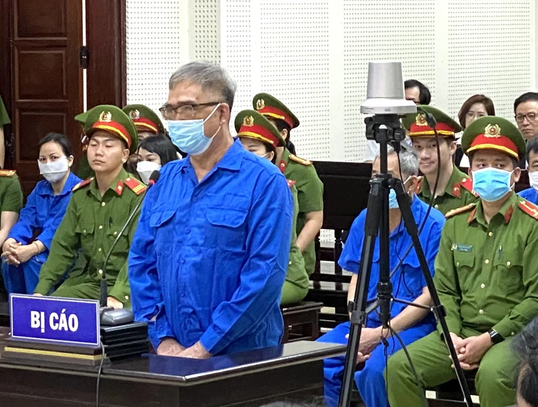 Cựu Gi&aacute;m đốc C&ocirc;ng an Hải Ph&ograve;ng Đỗ Hữu Ca lĩnh &aacute;n 10 năm t&ugrave;- Ảnh 2.