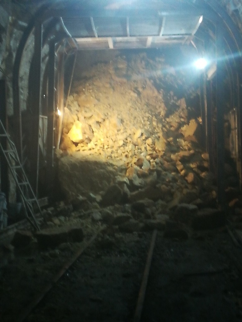 Khẩn trương khắc phục sạt lở hầm đường sắt qua đ&egrave;o Cả, nối Ph&uacute; Y&ecirc;n v&agrave; Kh&aacute;nh H&ograve;a- Ảnh 1.