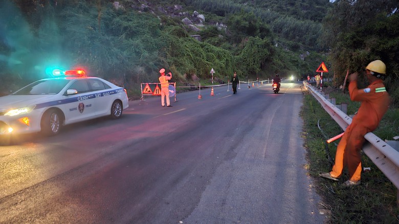 Sạt lở hầm đường sắt qua đ&egrave;o Cả: Hạn chế phương tiện lưu th&ocirc;ng đường bộ qua đ&egrave;o- Ảnh 1.