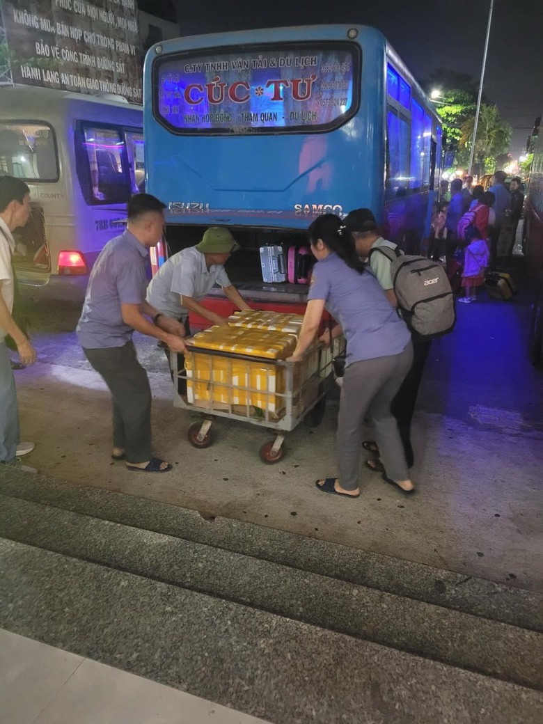 Tăng tốc trung chuyển h&agrave;ng trăm h&agrave;nh kh&aacute;ch đi t&agrave;u sau sự cố sạt lở hầm đ&egrave;o Cả- Ảnh 1.