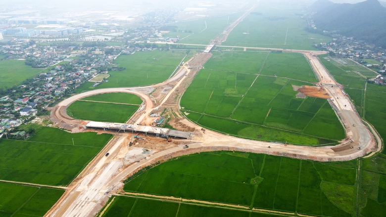 "Ăn tr&ecirc;n m&aacute;y, ngủ tr&ecirc;n đường", ho&agrave;n th&agrave;nh cao tốc từ H&agrave; Nội đến Vinh dịp 30/4- Ảnh 11.