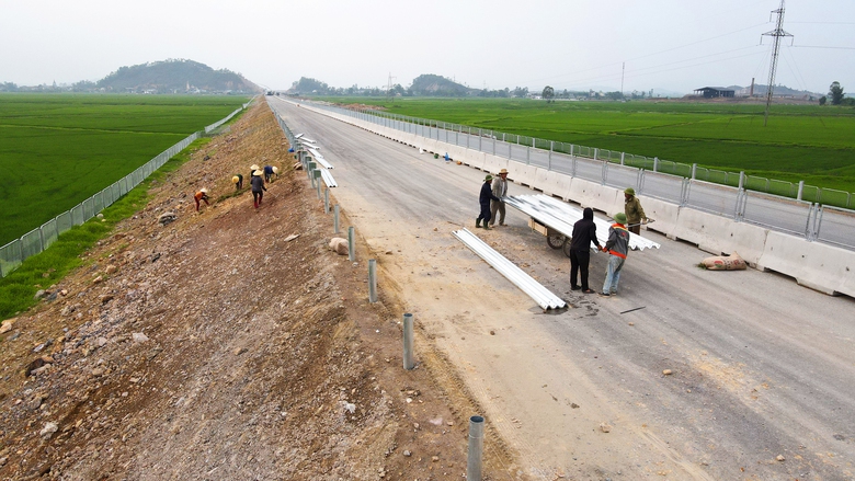 "Ăn tr&ecirc;n m&aacute;y, ngủ tr&ecirc;n đường", ho&agrave;n th&agrave;nh cao tốc từ H&agrave; Nội đến Vinh dịp 30/4- Ảnh 1.