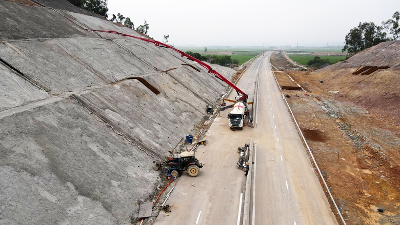 "Ăn tr&ecirc;n m&aacute;y, ngủ tr&ecirc;n đường", ho&agrave;n th&agrave;nh cao tốc từ H&agrave; Nội đến Vinh dịp 30/4- Ảnh 15.