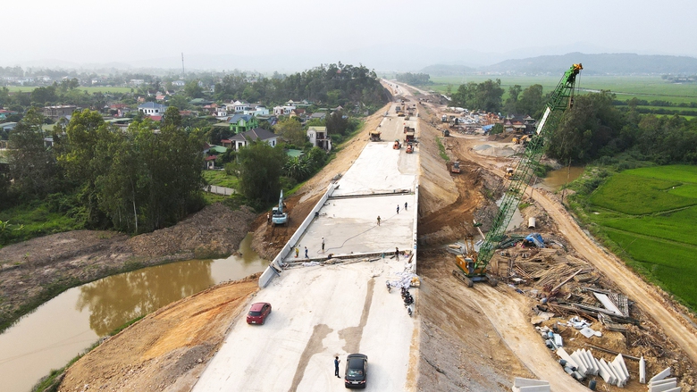"Ăn tr&ecirc;n m&aacute;y, ngủ tr&ecirc;n đường", ho&agrave;n th&agrave;nh cao tốc từ H&agrave; Nội đến Vinh dịp 30/4- Ảnh 3.