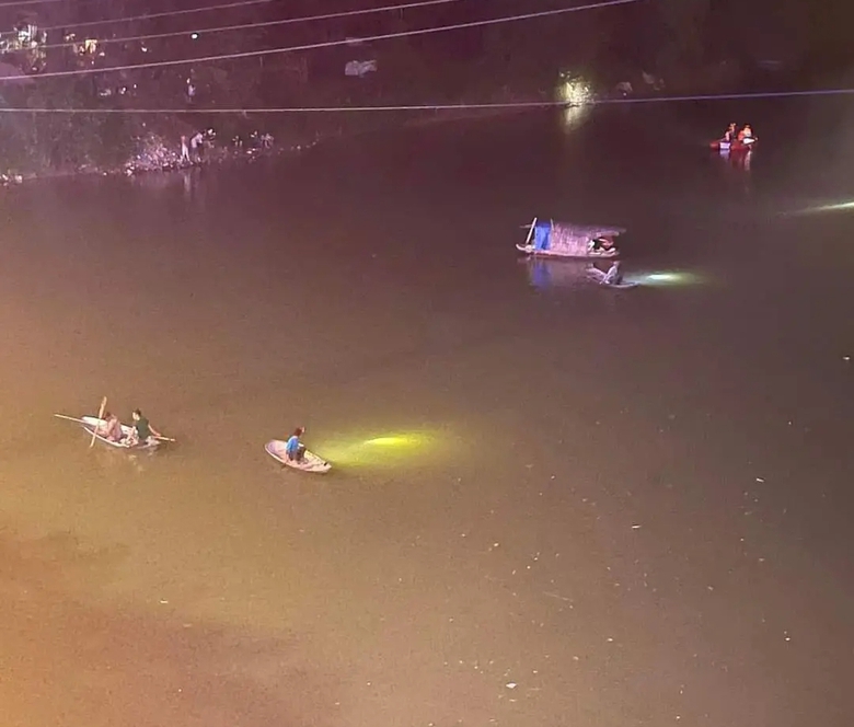 C&ocirc; g&aacute;i bất ngờ dừng &ocirc; t&ocirc; nhảy xuống s&ocirc;ng Cầu, bạn trai nhảy xuống cứu bất th&agrave;nh- Ảnh 2.