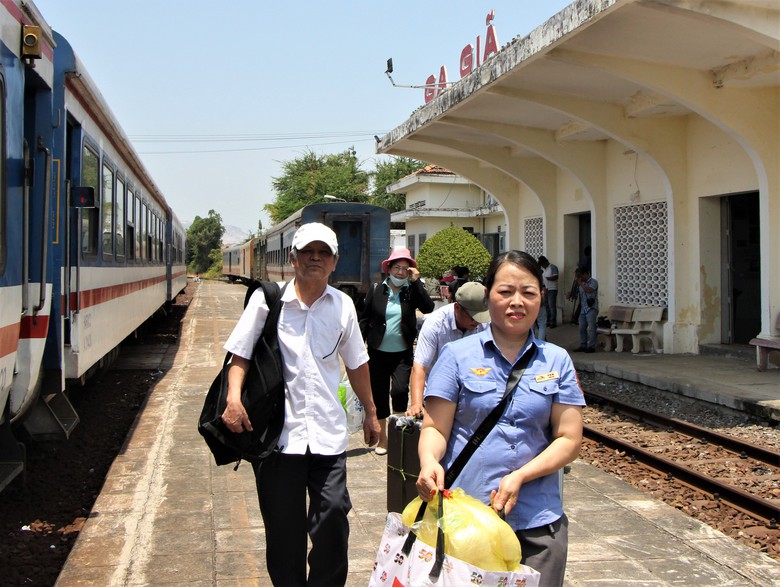 Cần th&ecirc;m 4 ng&agrave;y th&ocirc;ng hầm đường sắt Đ&egrave;o Cả, tất bật trung chuyển kh&aacute;ch- Ảnh 7.