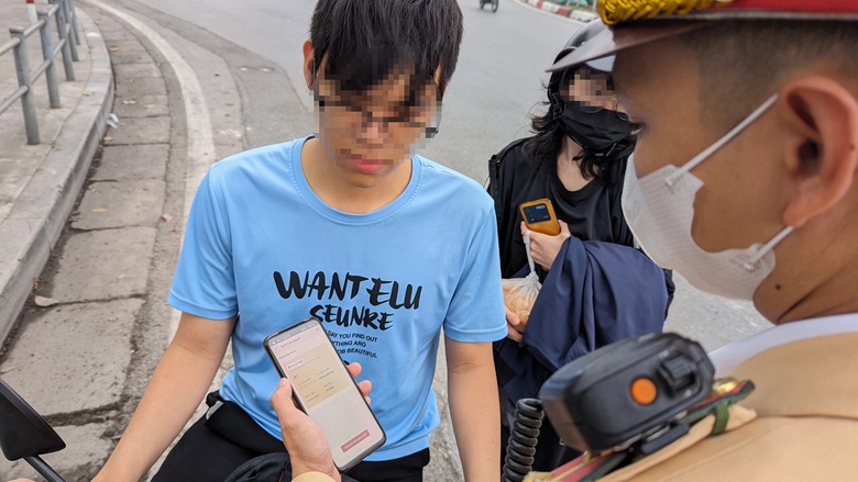 Bộ Công an thông tin về tiến độ sử dụng VNeID thay giấy phép lái xe- Ảnh 1. Bộ Công an thông tin về tiến độ sử dụng VNeID thay giấy phép lái xe- Ảnh 1.