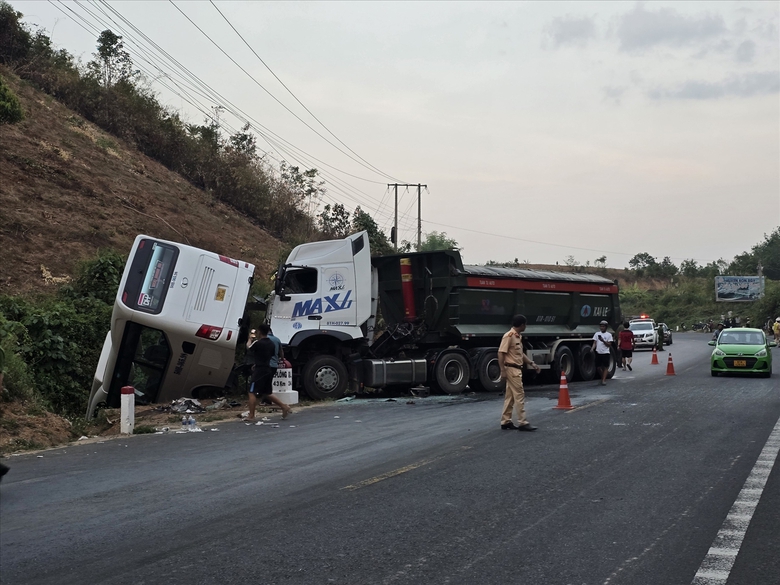 Vụ TNGT tr&ecirc;n QL24 Kon Tum: Nạn nh&acirc;n chủ yếu l&agrave; c&aacute;n bộ Cục Quản l&yacute; thị trường TP.HCM- Ảnh 1.