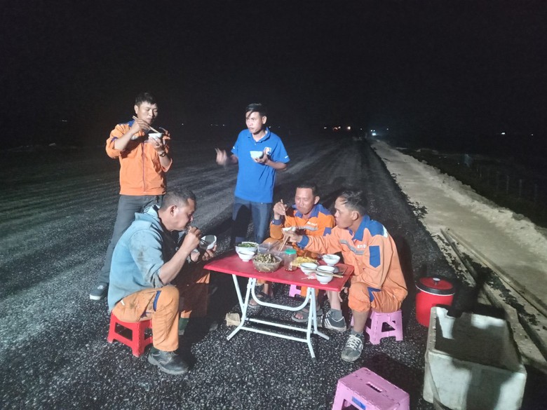 "Ăn tr&ecirc;n m&aacute;y, ngủ tr&ecirc;n đường", ho&agrave;n th&agrave;nh cao tốc từ H&agrave; Nội đến Vinh dịp 30/4- Ảnh 5.