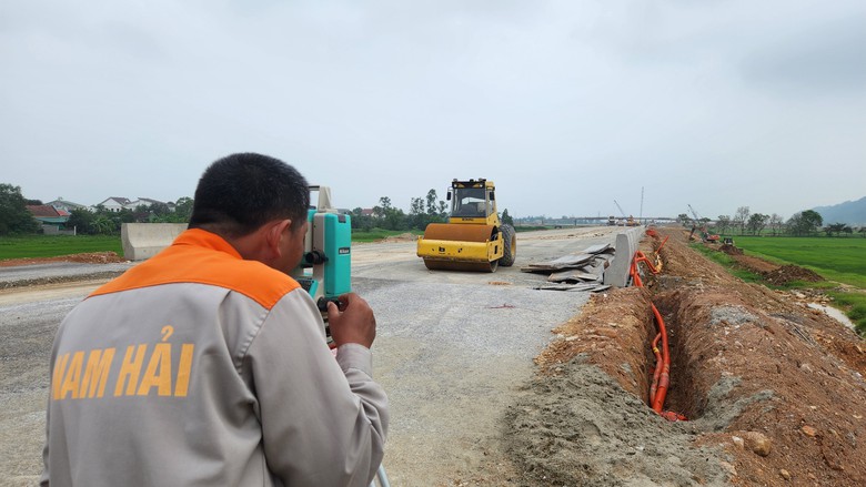"Ăn tr&ecirc;n m&aacute;y, ngủ tr&ecirc;n đường", ho&agrave;n th&agrave;nh cao tốc từ H&agrave; Nội đến Vinh dịp 30/4- Ảnh 9.