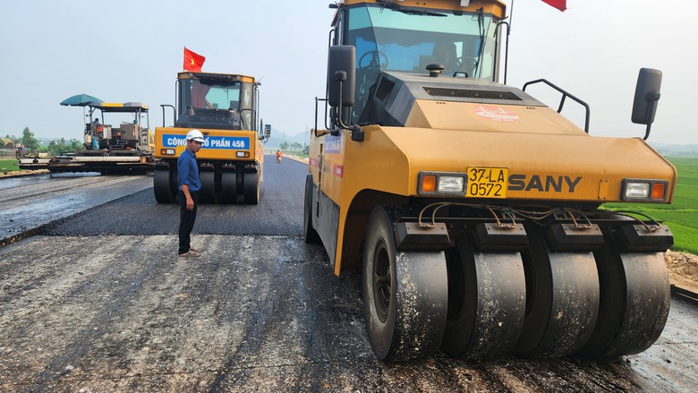 "Ăn tr&ecirc;n m&aacute;y, ngủ tr&ecirc;n đường", ho&agrave;n th&agrave;nh cao tốc từ H&agrave; Nội đến Vinh dịp 30/4- Ảnh 10.