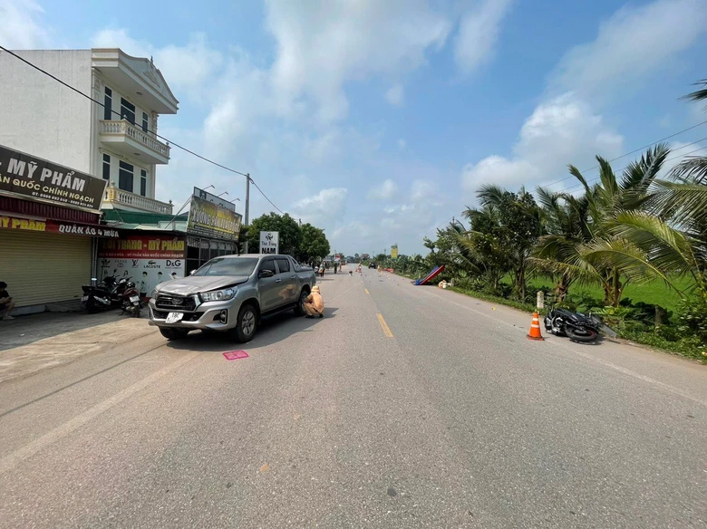 Va chạm với xe b&aacute;n tải, 2 nữ sinh vi&ecirc;n tử vong khi về thăm nh&agrave; bạn học- Ảnh 1.