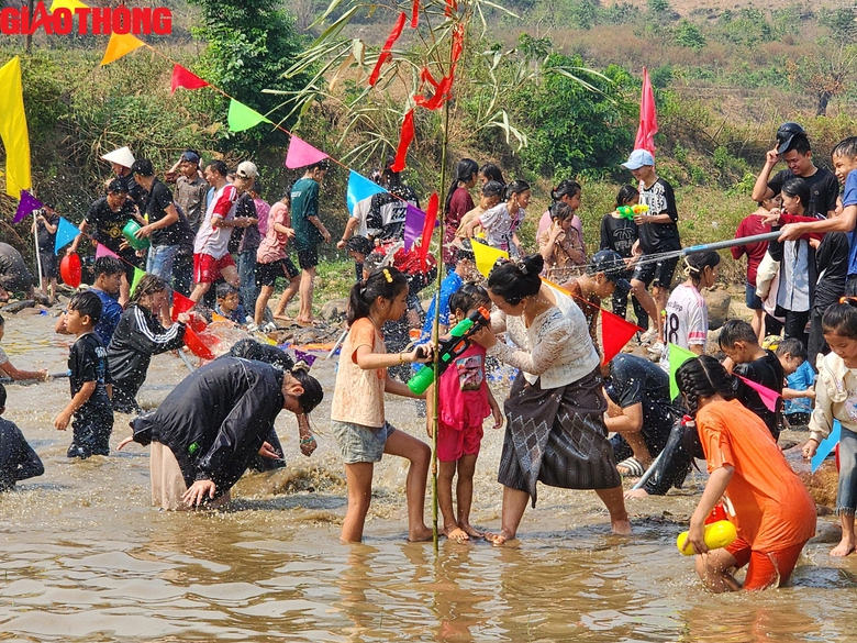 Độc đ&aacute;o "Tết t&eacute; nước" của d&acirc;n tộc L&agrave;o ở huyện Điện Bi&ecirc;n- Ảnh 10.