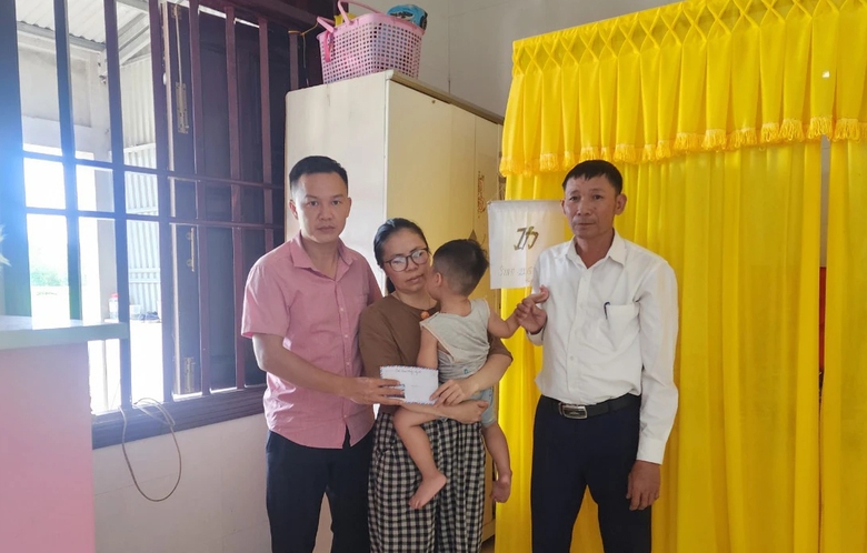 B&aacute;o Giao th&ocirc;ng trao hơn 20 triệu đồng hỗ trợ c&aacute;c gia đ&igrave;nh nạn nh&acirc;n TNGT- Ảnh 1.