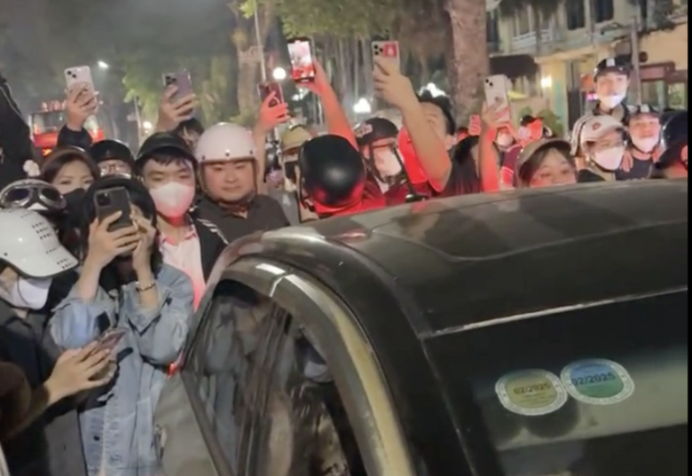 Người phụ nữ nghi đ&aacute;nh ghen, d&ugrave;ng gạch đập &ocirc; t&ocirc; g&acirc;y n&aacute;o loạn phố phường H&agrave; Nội- Ảnh 2.