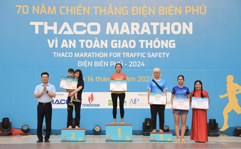 "Cô gái thép" Lê Thị Hằng vô địch THACO Marathon vì ATGT - Điện Biên Phủ 2024- Ảnh 1. "Cô gái thép" Lê Thị Hằng vô địch THACO Marathon vì ATGT - Điện Biên Phủ 2024- Ảnh 1.