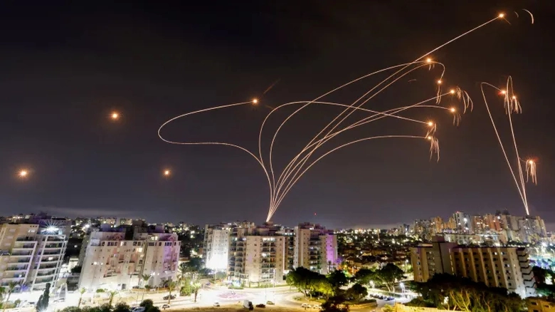 Israel c&oacute; những hệ thống g&igrave; để chống đỡ gần 300 UAV, t&ecirc;n lửa bắn li&ecirc;n tiếp từ Iran?- Ảnh 4.