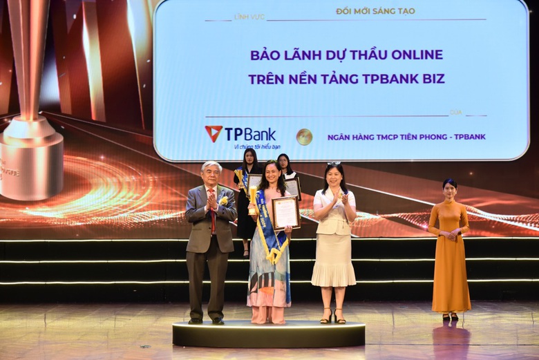 TPBank lập &ldquo;hat-trick&rdquo; giải thưởng tại lễ vinh danh v&agrave; trao giải thưởng Sao Khu&ecirc; 2024- Ảnh 3.