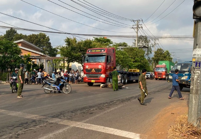 Vụ va chạm khiến người phụ nữ 61 tuổi ng&atilde; xuống đường tử vong tại chỗ.