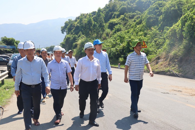 Khoan xuy&ecirc;n n&uacute;i khắc phục sự cố sập hầm đường sắt qua đ&egrave;o Cả- Ảnh 1.