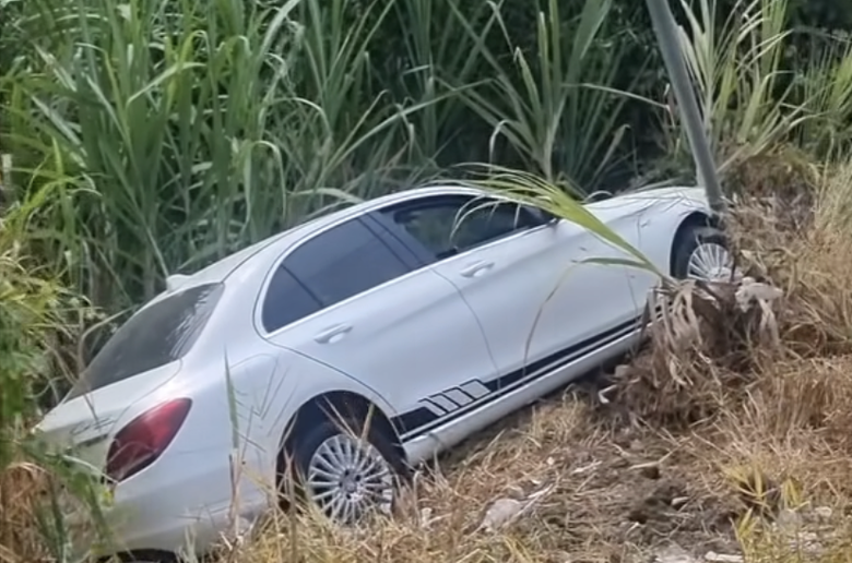 Sau va chạm, xe Mercedes v&agrave; xe m&aacute;y c&ugrave;ng lao xuống vệ đường- Ảnh 1.