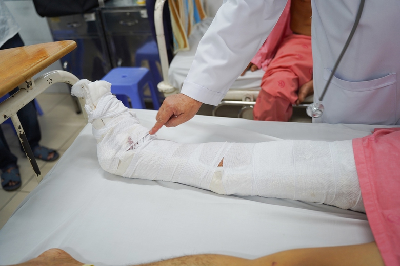 Sức khỏe c&aacute;c nạn nh&acirc;n trong vụ tai nạn ở Kon Tum hiện ra sao?- Ảnh 2.