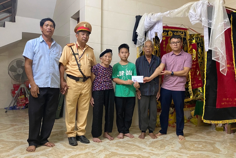 Hơn 40 triệu đồng bạn đọc hỗ trợ đến với thân nhân nạn nhân tử vong do TNGT ở Nghệ An- Ảnh 2. Hơn 40 triệu đồng bạn đọc hỗ trợ đến với thân nhân nạn nhân tử vong do TNGT ở Nghệ An- Ảnh 2.