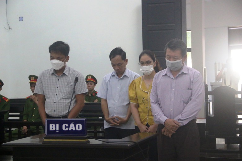 Cựu gi&aacute;m đốc CDC Kh&aacute;nh H&ograve;a l&atilde;nh 3 năm 6 th&aacute;ng t&ugrave;- Ảnh 1.