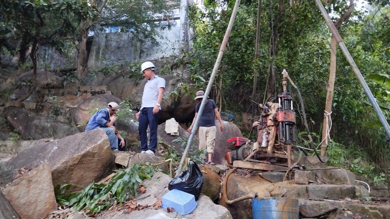 Khoan xuy&ecirc;n n&uacute;i khắc phục sự cố sập hầm đường sắt qua đ&egrave;o Cả- Ảnh 2.