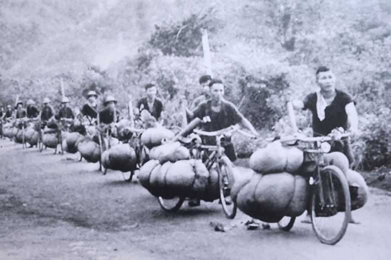 X&uacute;c động kỷ vật Đại tướng V&otilde; Nguy&ecirc;n Gi&aacute;p gửi c&aacute;c l&aacute;i xe, d&acirc;n c&ocirc;ng vận tải- Ảnh 2.