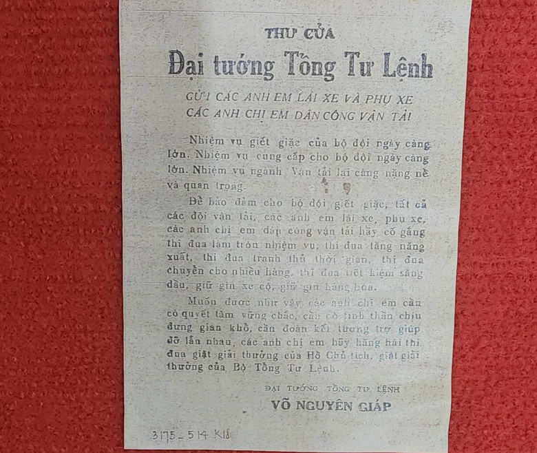 X&uacute;c động kỷ vật Đại tướng V&otilde; Nguy&ecirc;n Gi&aacute;p gửi c&aacute;c l&aacute;i xe, d&acirc;n c&ocirc;ng vận tải- Ảnh 1.