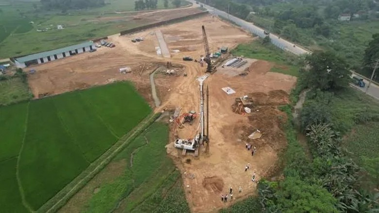 Đường nối đại lộ Thăng Long với cao tốc Ho&agrave; Lạc - Ho&agrave; B&igrave;nh &igrave; ạch thi c&ocirc;ng- Ảnh 1.