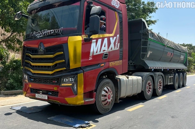 Xe qu&aacute; tải lộng h&agrave;nh ở Đắk Lắk: Y&ecirc;u cầu Đội CSGT kiểm điểm, r&uacute;t kinh nghiệm- Ảnh 1.