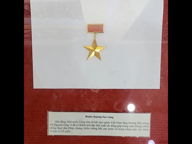 X&uacute;c động kỷ vật Đại tướng V&otilde; Nguy&ecirc;n Gi&aacute;p gửi c&aacute;c l&aacute;i xe, d&acirc;n c&ocirc;ng vận tải- Ảnh 5.