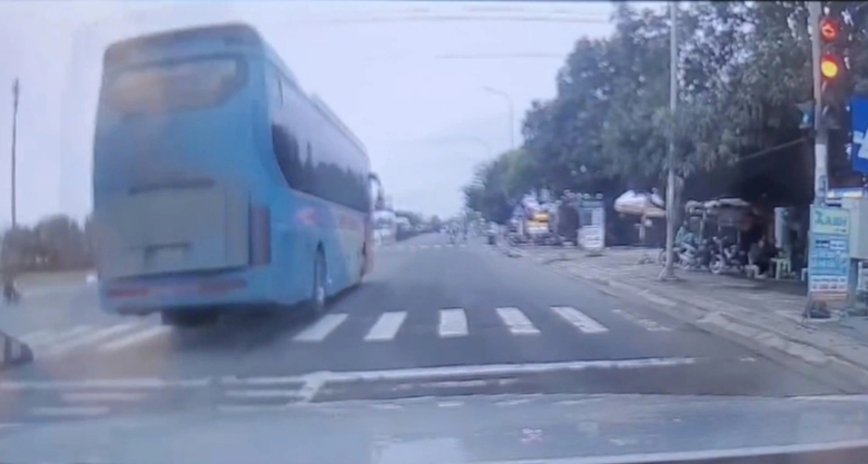 Phạt t&agrave;i xế xe kh&aacute;ch Ch&iacute;n Nghĩa 5 triệu sau phản &aacute;nh của b&aacute;o- Ảnh 1.