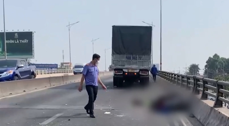 Khởi tố tài xế xe tải vượt ẩu gây tai nạn khiến hai người tử vong trên cầu vượt Amata- Ảnh 1. Khởi tố tài xế xe tải vượt ẩu gây tai nạn khiến hai người tử vong trên cầu vượt Amata- Ảnh 1.