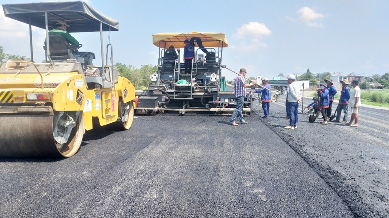 Bắt đầu thảm nhựa tuyến tr&aacute;nh th&agrave;nh phố Long Xuy&ecirc;n- Ảnh 2.