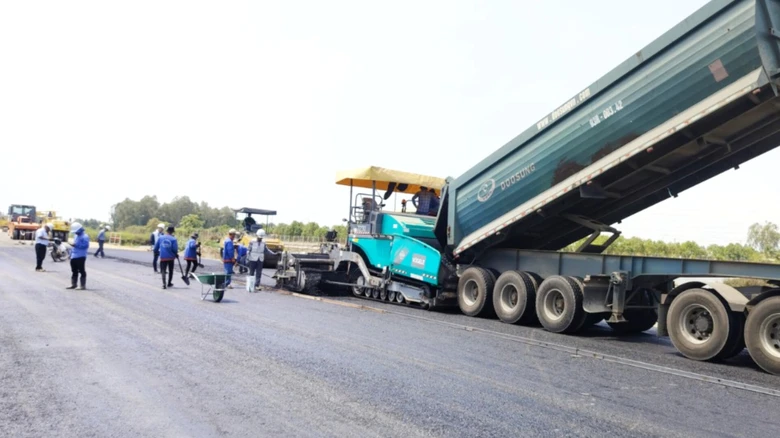 Bắt đầu thảm nhựa tuyến tr&aacute;nh th&agrave;nh phố Long Xuy&ecirc;n- Ảnh 1.