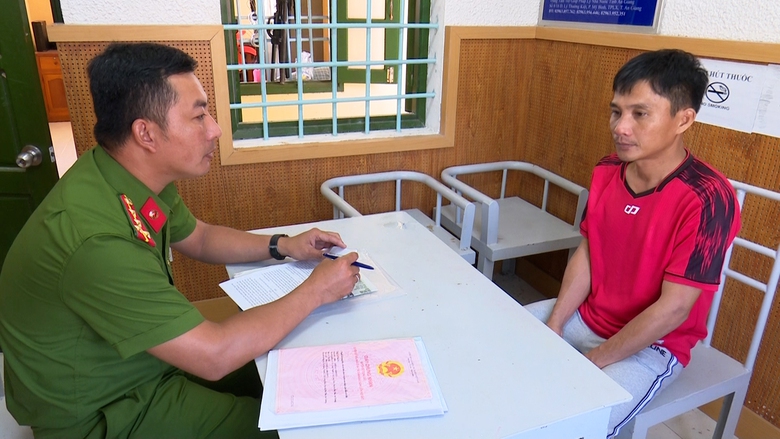 Truy tố cán bộ xã ở An Giang nhận làm giấy tờ đất, chiếm đoạt tiền- Ảnh 1. Truy tố cán bộ xã ở An Giang nhận làm giấy tờ đất, chiếm đoạt tiền- Ảnh 1.