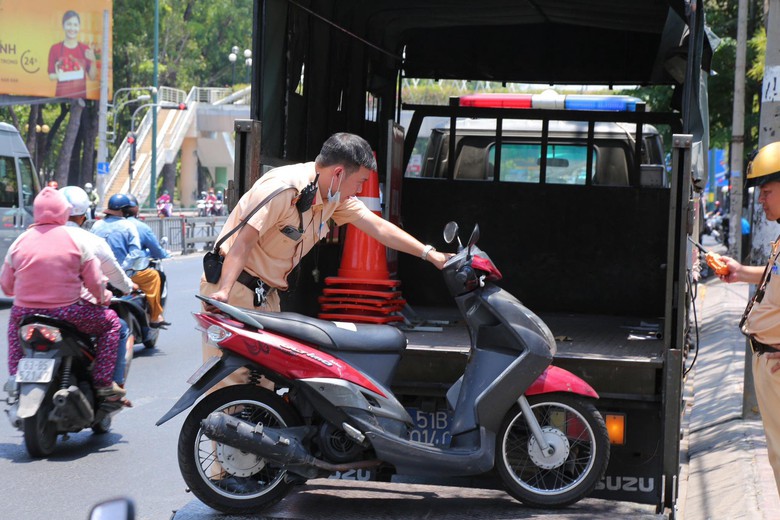 C&ocirc;ng an TP.HCM xử l&yacute; nhiều học sinh vi phạm giao th&ocirc;ng- Ảnh 4.