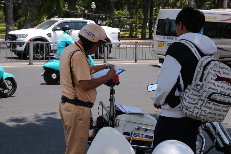 C&ocirc;ng an TP.HCM xử l&yacute; nhiều học sinh vi phạm giao th&ocirc;ng- Ảnh 2.