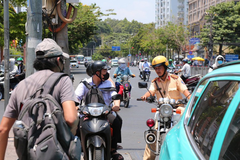 C&ocirc;ng an TP.HCM xử l&yacute; nhiều học sinh vi phạm giao th&ocirc;ng- Ảnh 1.