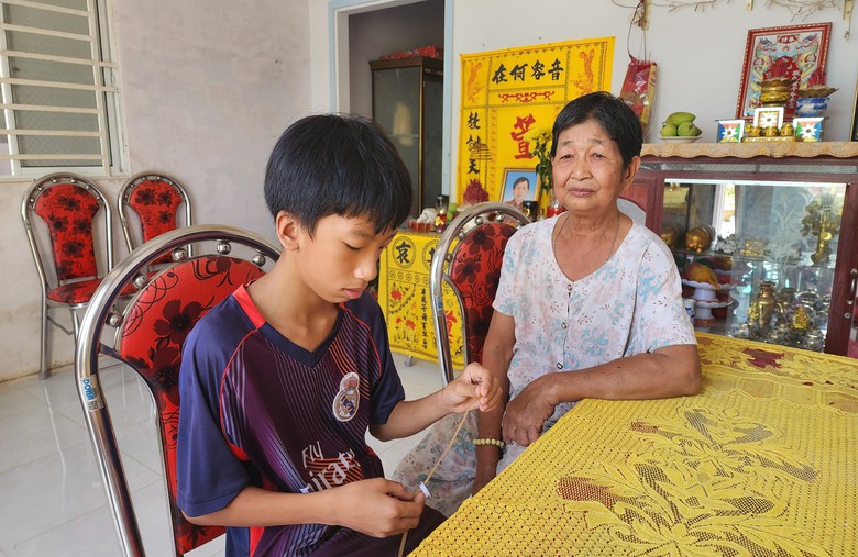 Tương lai mịt mờ của đứa trẻ mồ c&ocirc;i cả cha lẫn mẹ- Ảnh 1.