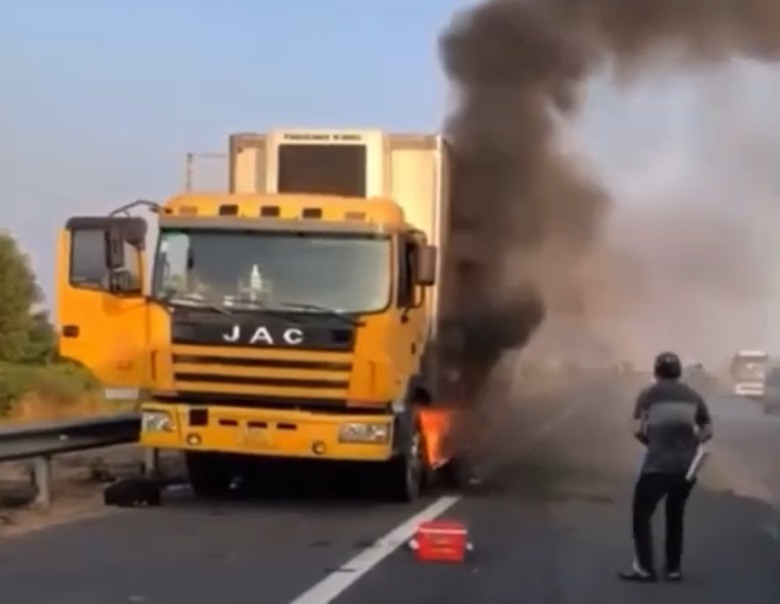 Dập tắt kịp thời vụ ch&aacute;y xe tải tr&ecirc;n cao tốc TP.HCM - Long Th&agrave;nh - Dầu Gi&acirc;y- Ảnh 1.