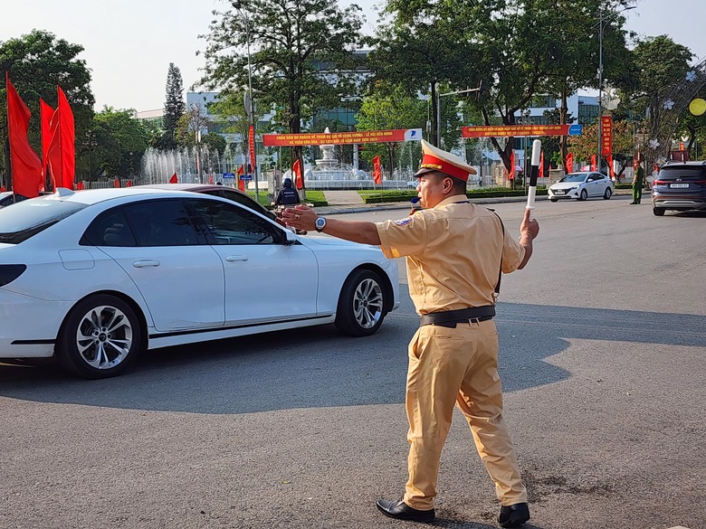 H&agrave;ng ng&agrave;n du kh&aacute;ch đổ về Đền H&ugrave;ng trước ng&agrave;y Giỗ Tổ, giao th&ocirc;ng th&ocirc;ng suốt- Ảnh 1.